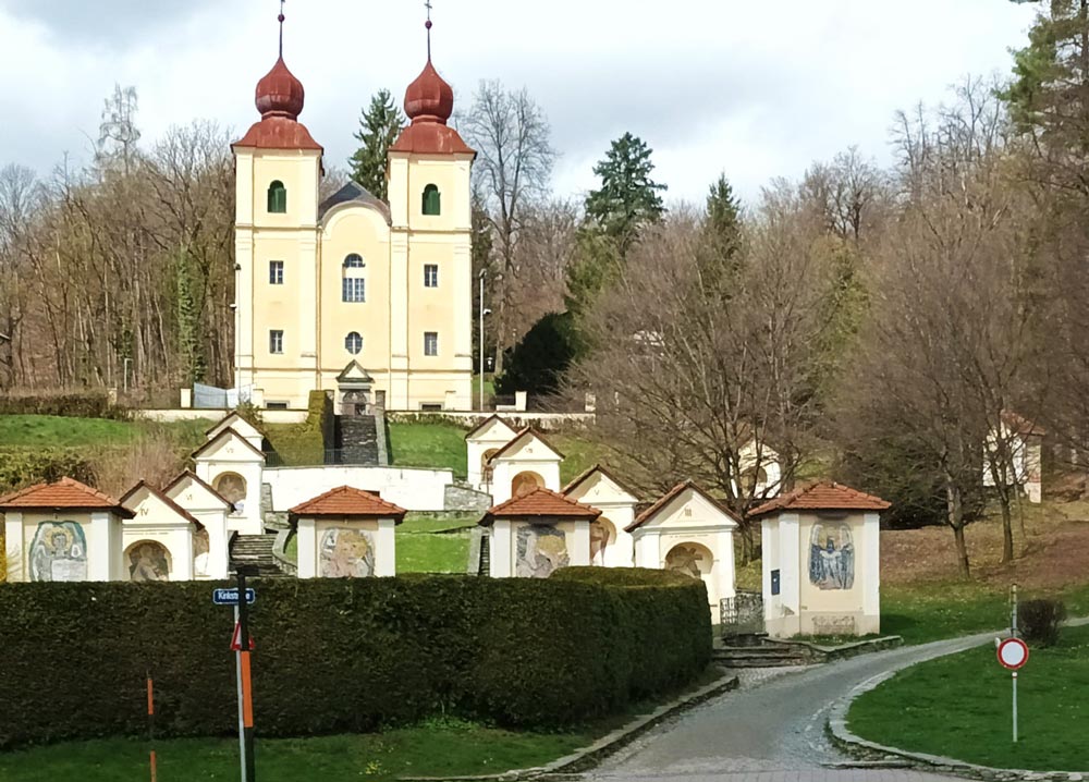 Blick zu den Mosaiken und zur Kirche am Kreutbergl